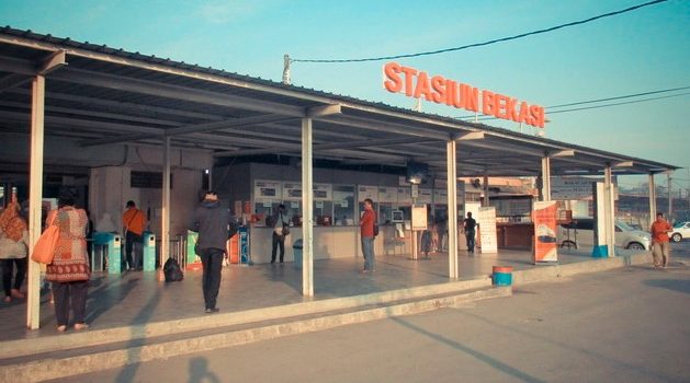 cetak tiket kereta api di stasiun bekasi