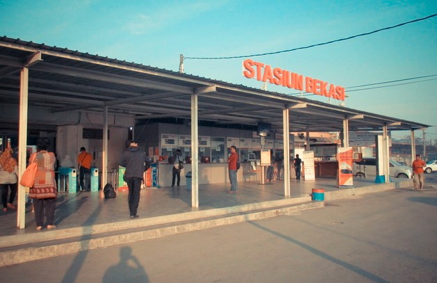 cetak tiket kereta api di stasiun bekasi