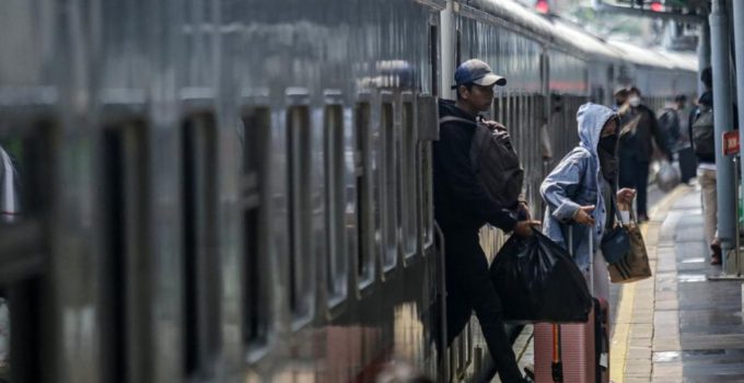 Berita Kereta Hari Ini! Aksi Kontroversial Penumpang Kereta: Garuk Selangkangan?