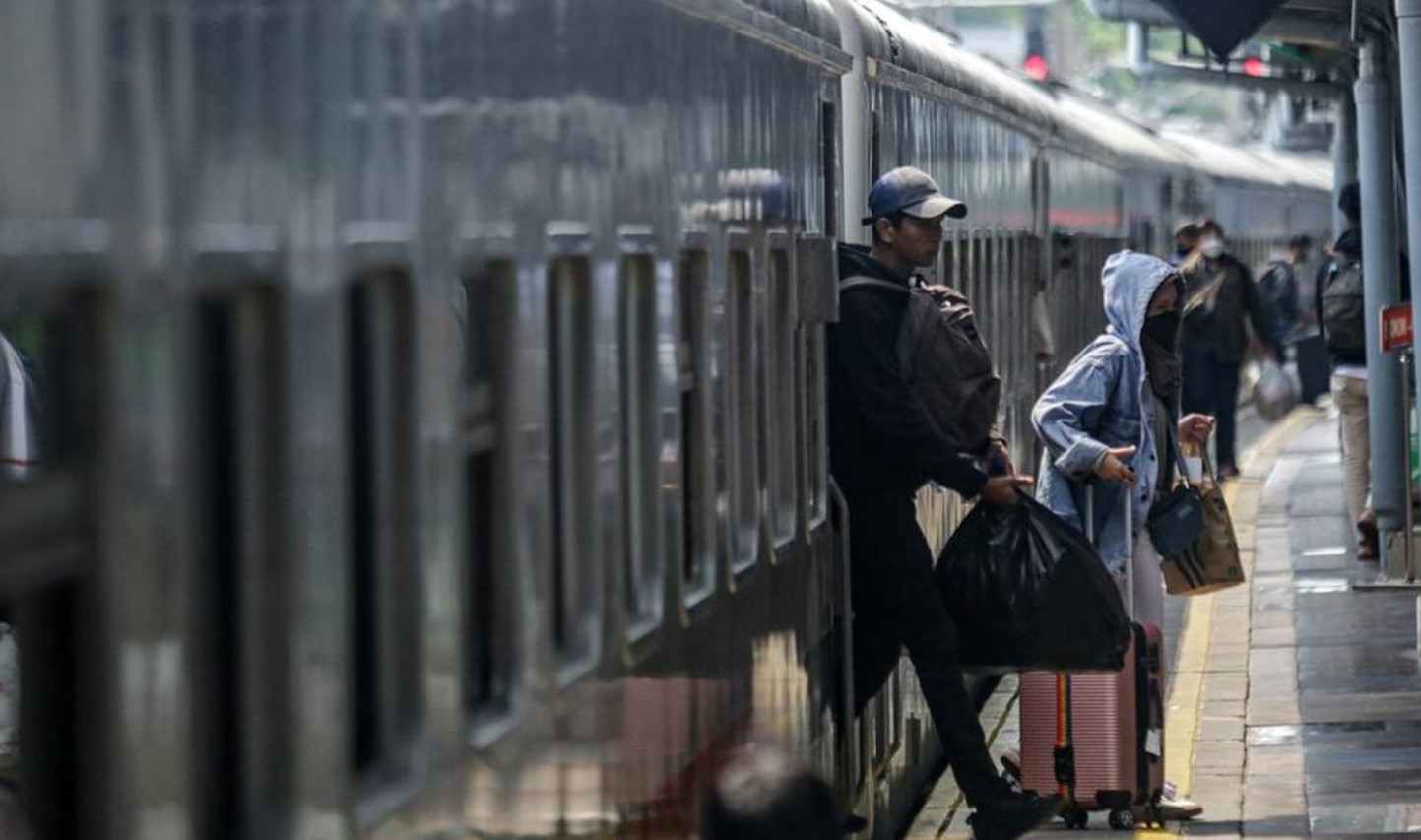 Berita Kereta Hari Ini! Aksi Kontroversial Penumpang Kereta: Garuk Selangkangan?