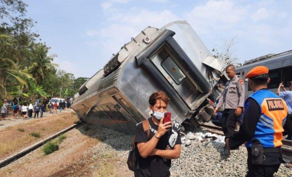 kereta api anjlok