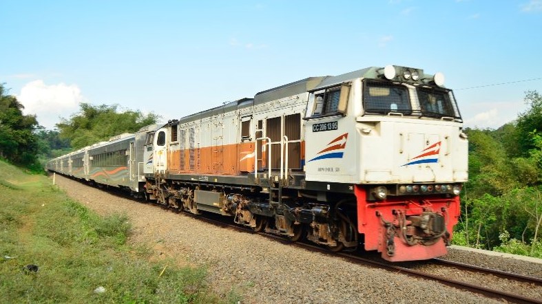 wanita gangguan jiwa jadi masinis kereta api
